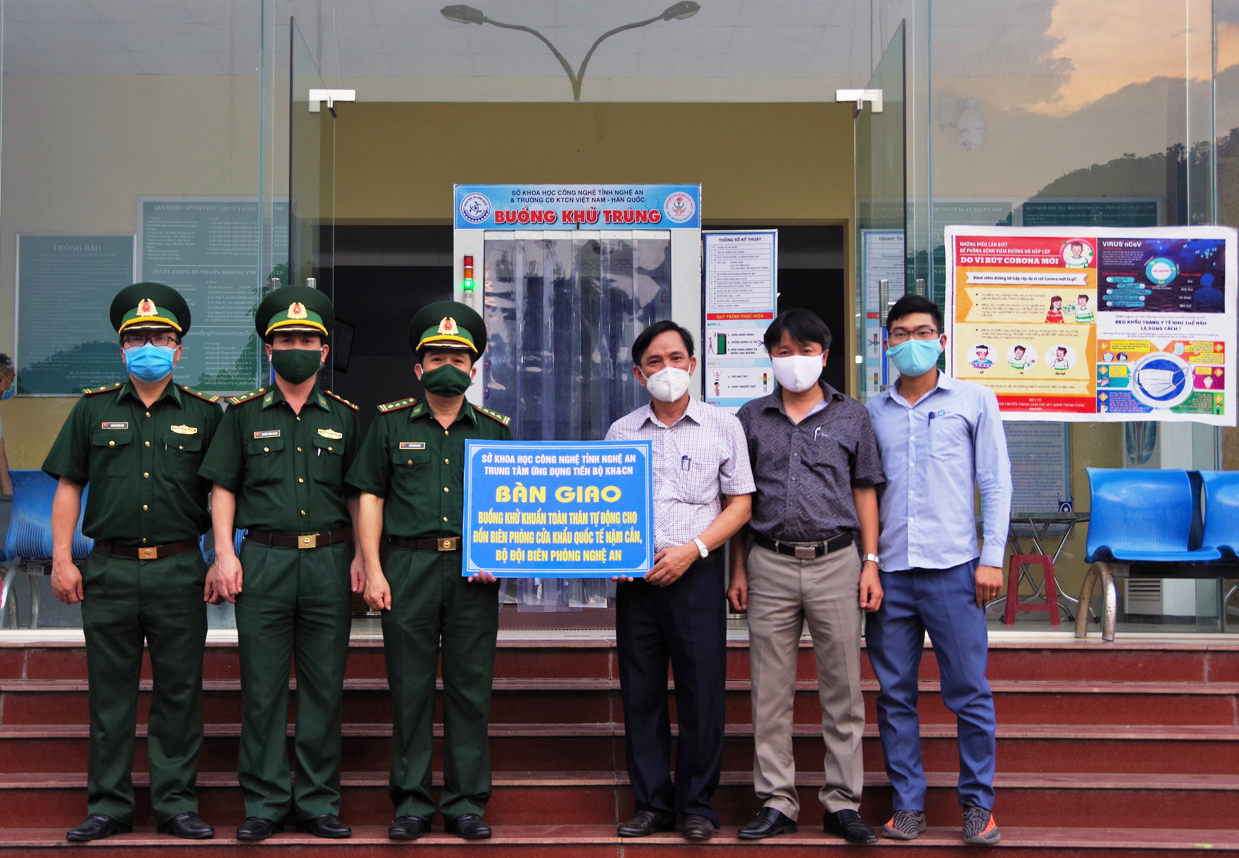 Bàn giao buồng khử khuẩn toàn thân cho Đồn Biên phòng cửa khẩu Quốc tế Nậm Cắn